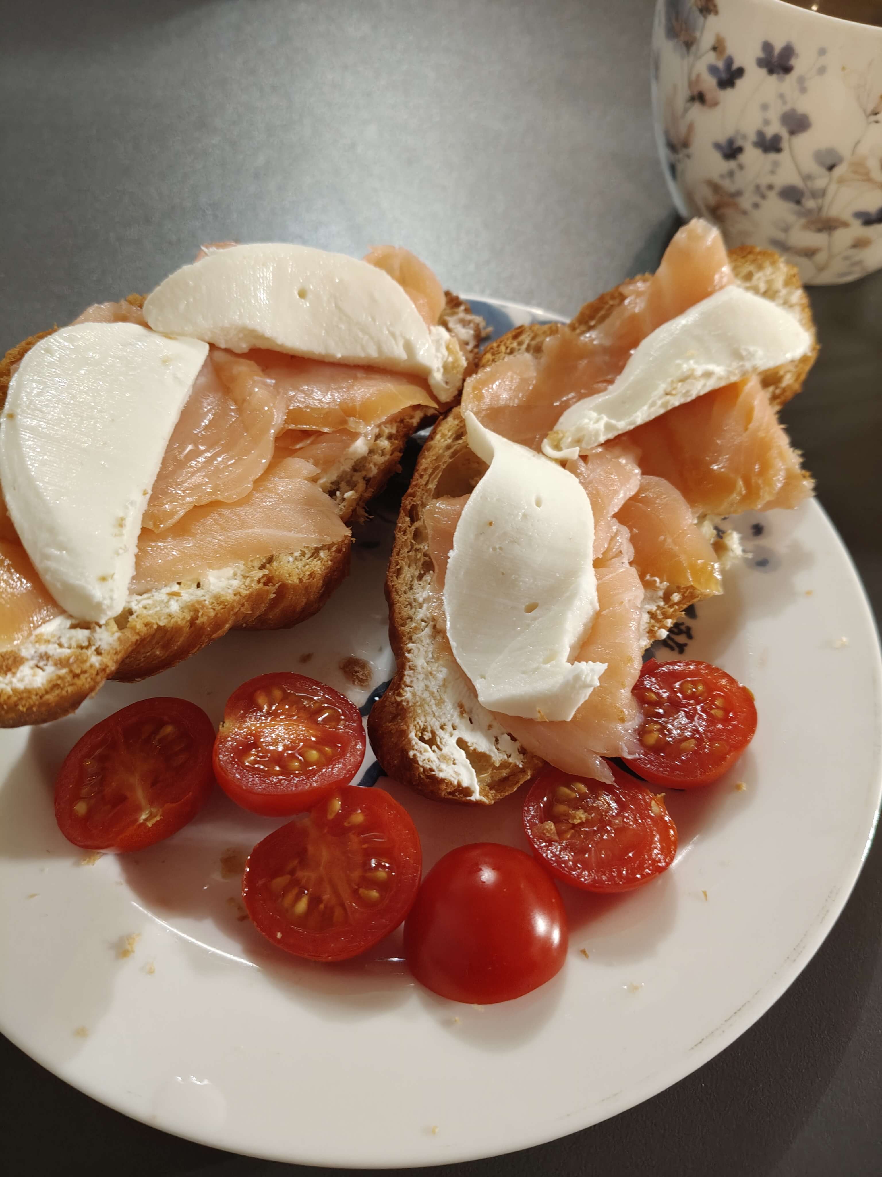 Propozycja podania Croissant z łososiem