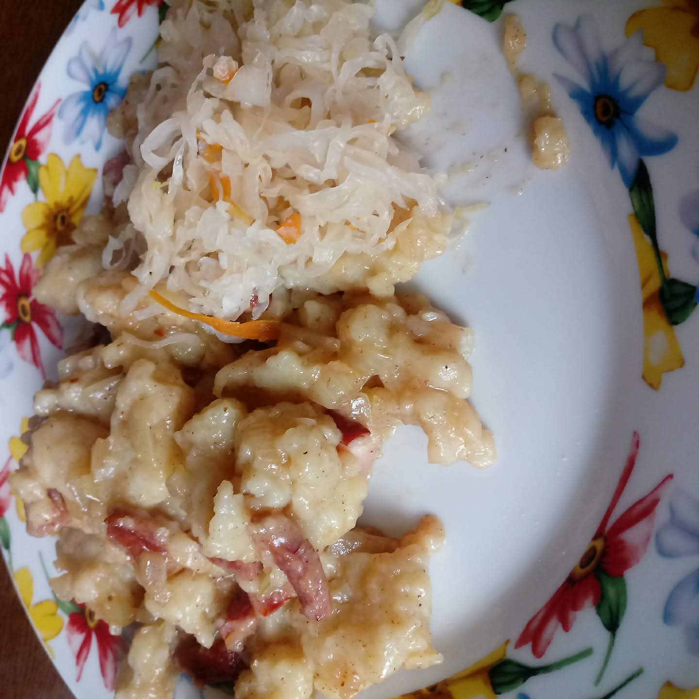 Szare kluski z kiszoną kapustą