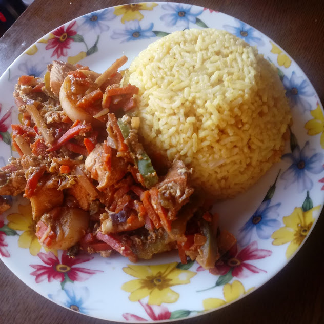 Smażony ryż z kurczakiem, warzywami i jajkiem