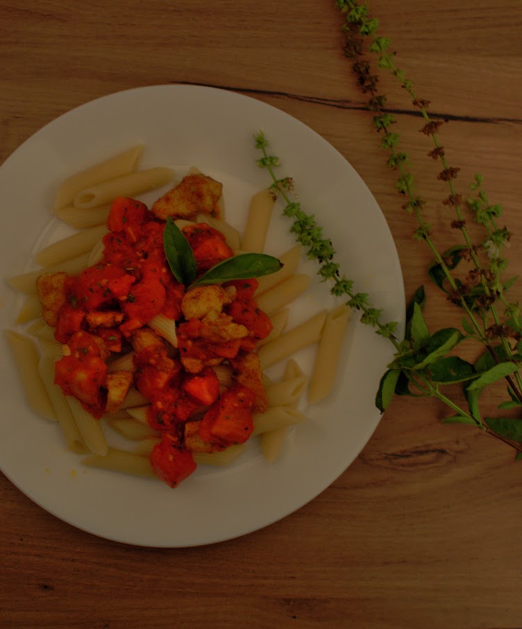Penne z pomidorami i kurczakiem