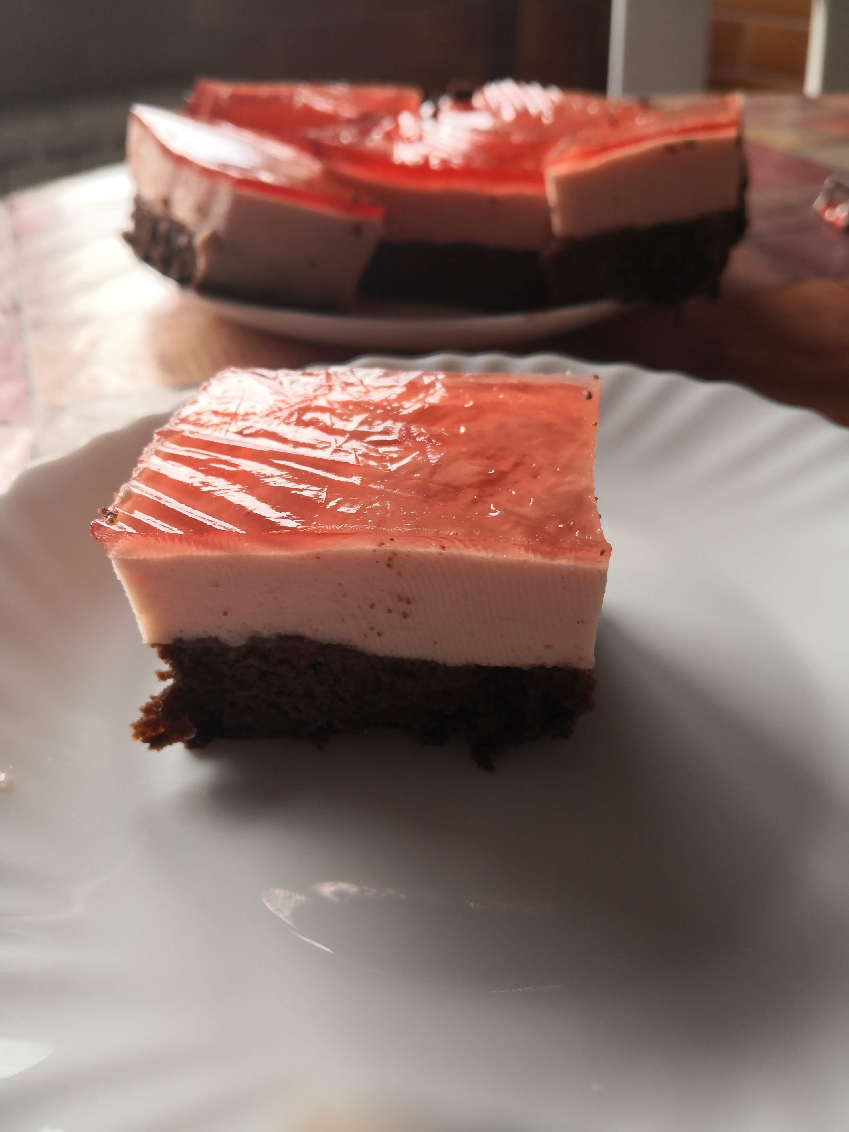 Przepis na Ciasto czekoladowe z truskawkową pianką